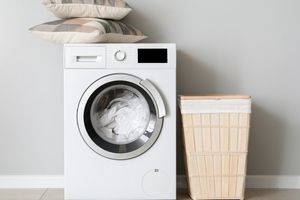 Як правильно прати подушки з різних матеріалів вдома: швидко та просто