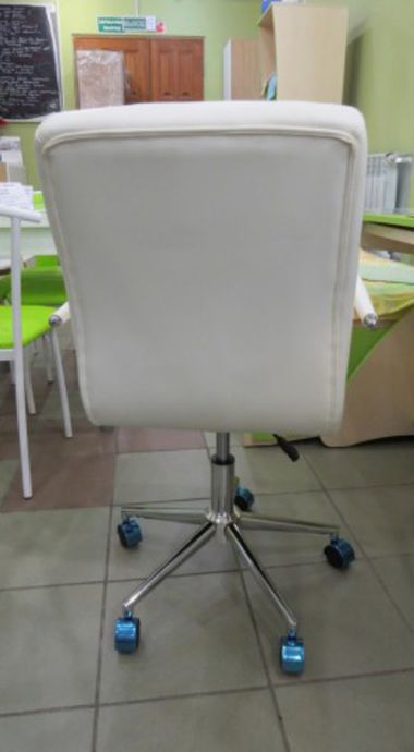 Крісло поворотне Q-022 біле