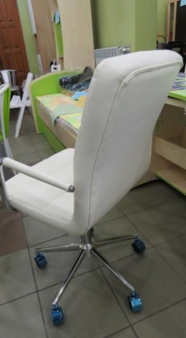 Кресло поворотное Q-022 белое